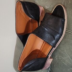 Mata | Black Leather Peep Toe Size 7